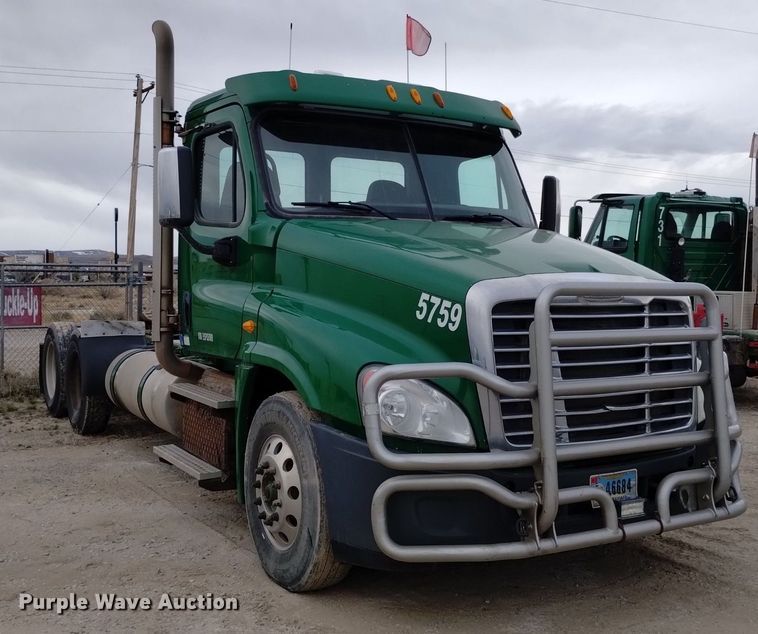 image for item DQ6055 2014 Freightliner Cascadia semi truck