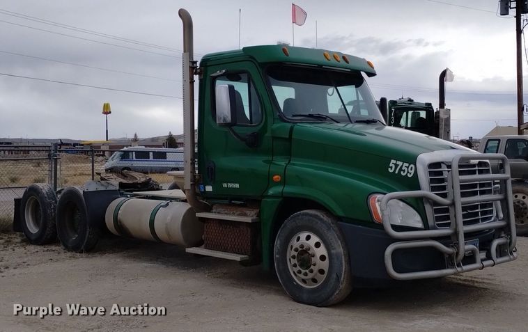image for item DQ6055 2014 Freightliner Cascadia semi truck
