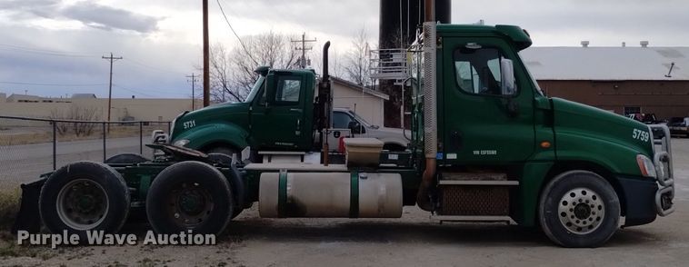 image for item DQ6055 2014 Freightliner Cascadia semi truck