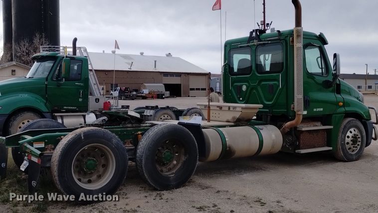 image for item DQ6055 2014 Freightliner Cascadia semi truck