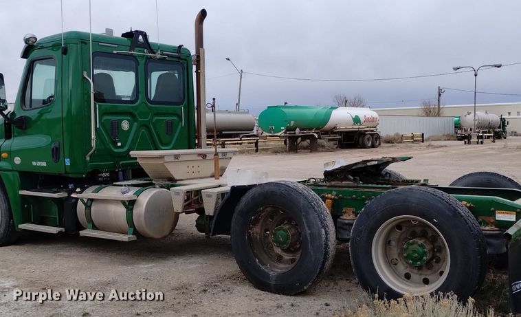 image for item DQ6055 2014 Freightliner Cascadia semi truck