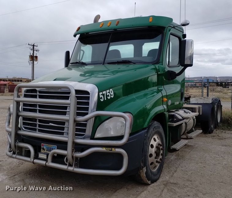 image for item DQ6055 2014 Freightliner Cascadia semi truck