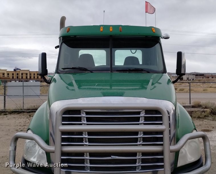 image for item DQ6055 2014 Freightliner Cascadia semi truck