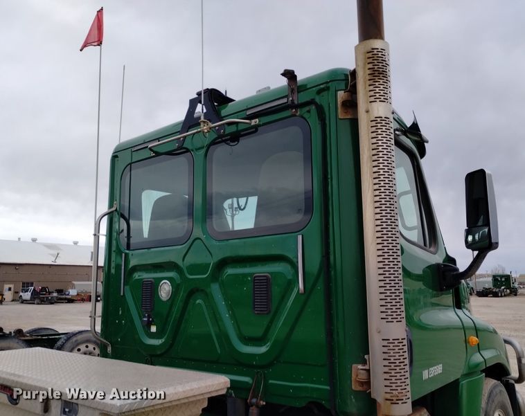 image for item DQ6055 2014 Freightliner Cascadia semi truck