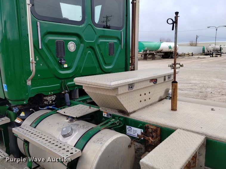 image for item DQ6055 2014 Freightliner Cascadia semi truck