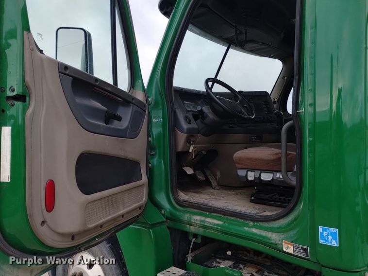 image for item DQ6055 2014 Freightliner Cascadia semi truck