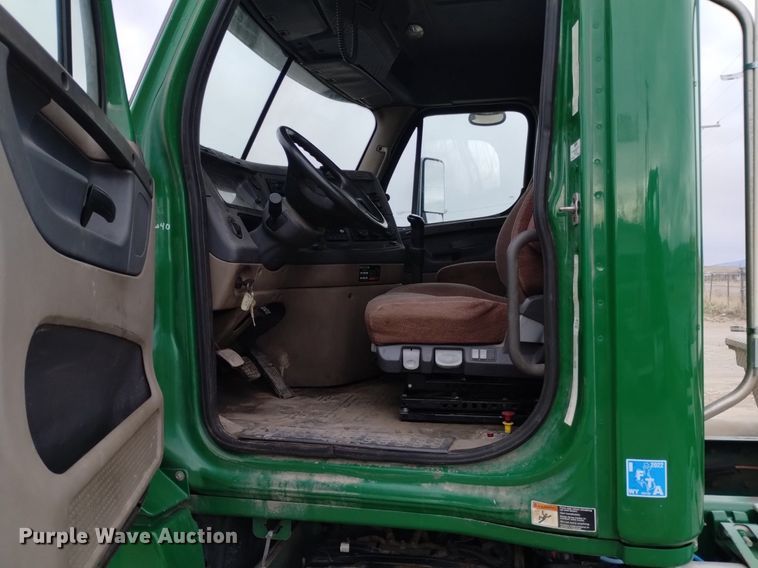 image for item DQ6055 2014 Freightliner Cascadia semi truck