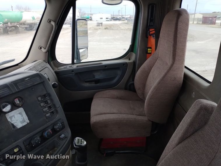 image for item DQ6055 2014 Freightliner Cascadia semi truck