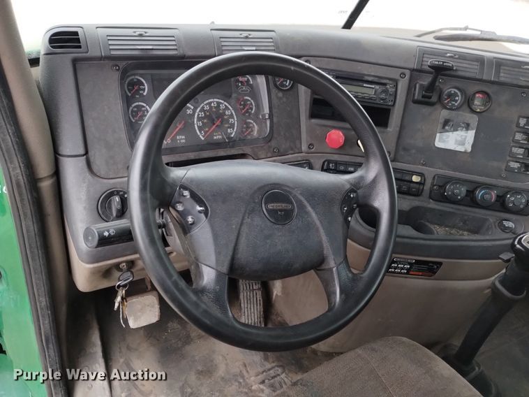 image for item DQ6055 2014 Freightliner Cascadia semi truck