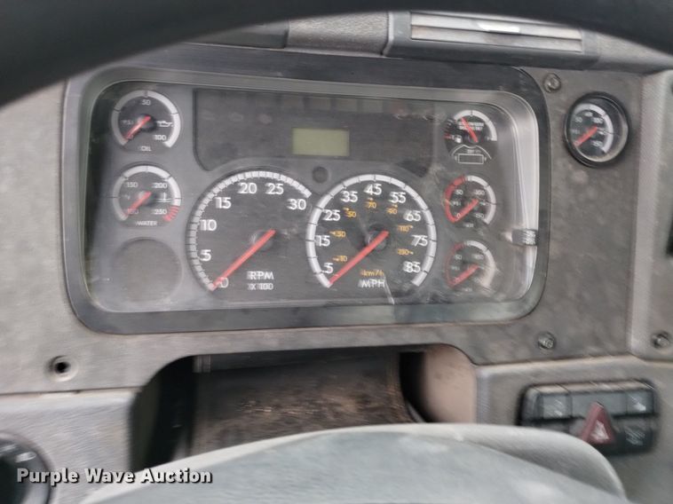 image for item DQ6055 2014 Freightliner Cascadia semi truck