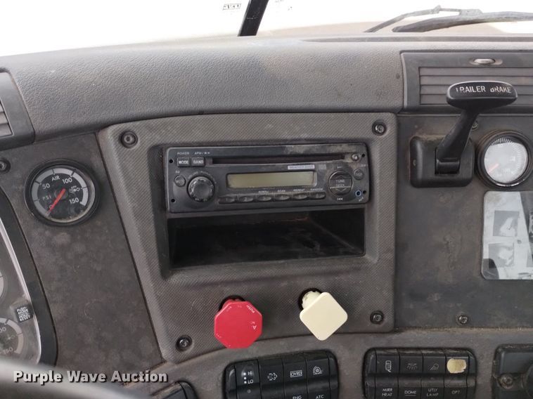 image for item DQ6055 2014 Freightliner Cascadia semi truck