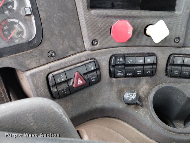 image for item DQ6055 2014 Freightliner Cascadia semi truck