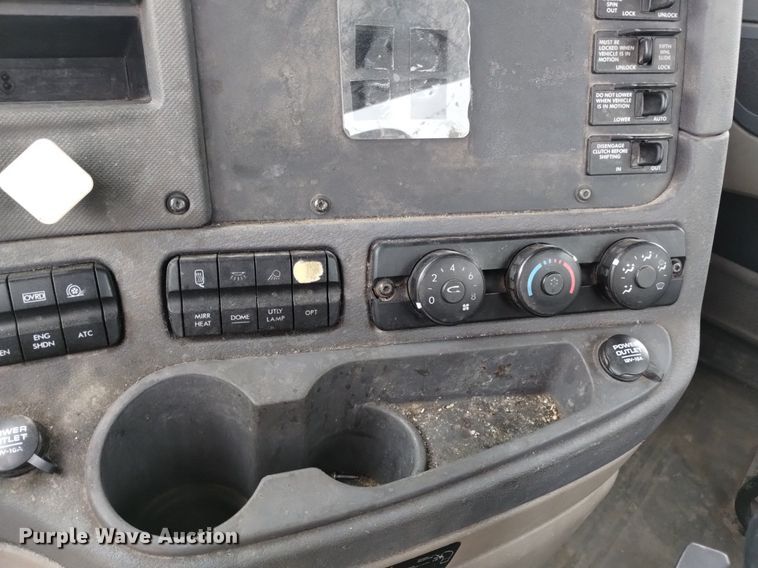 image for item DQ6055 2014 Freightliner Cascadia semi truck