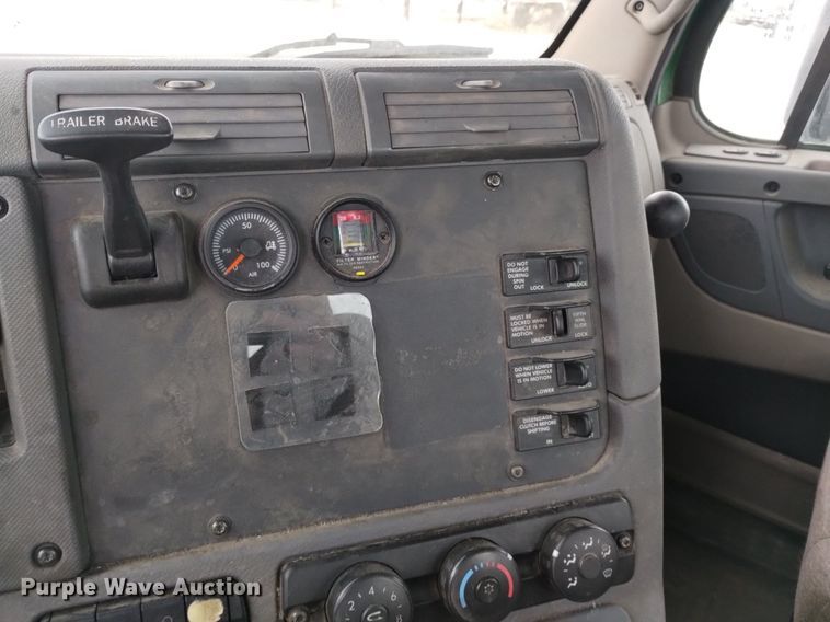 image for item DQ6055 2014 Freightliner Cascadia semi truck