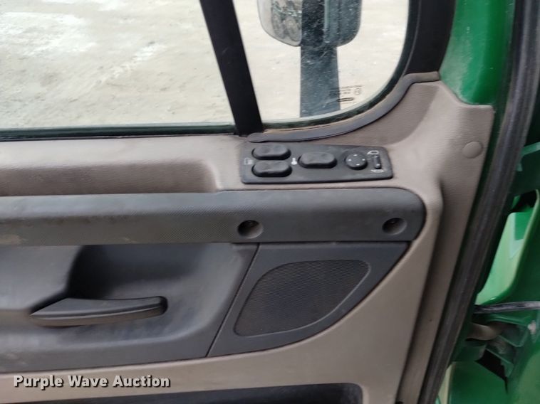 image for item DQ6055 2014 Freightliner Cascadia semi truck