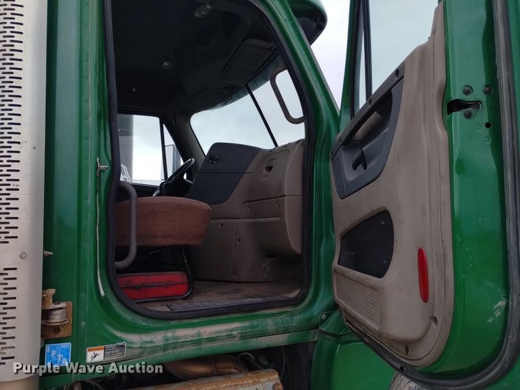 image for item DQ6055 2014 Freightliner Cascadia semi truck