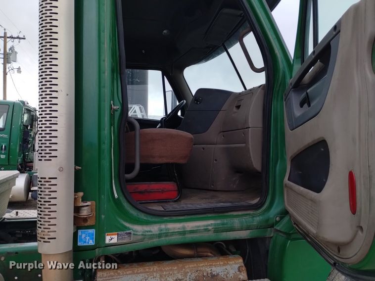 image for item DQ6055 2014 Freightliner Cascadia semi truck