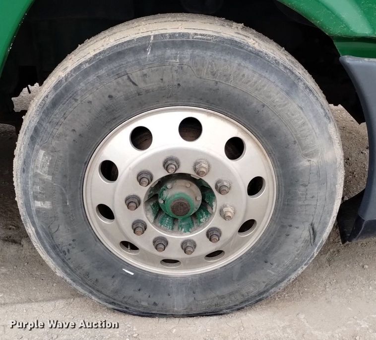 image for item DQ6055 2014 Freightliner Cascadia semi truck