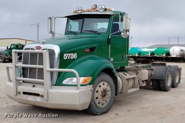 image for item DQ6056 2009 Peterbilt 386 semi truck
