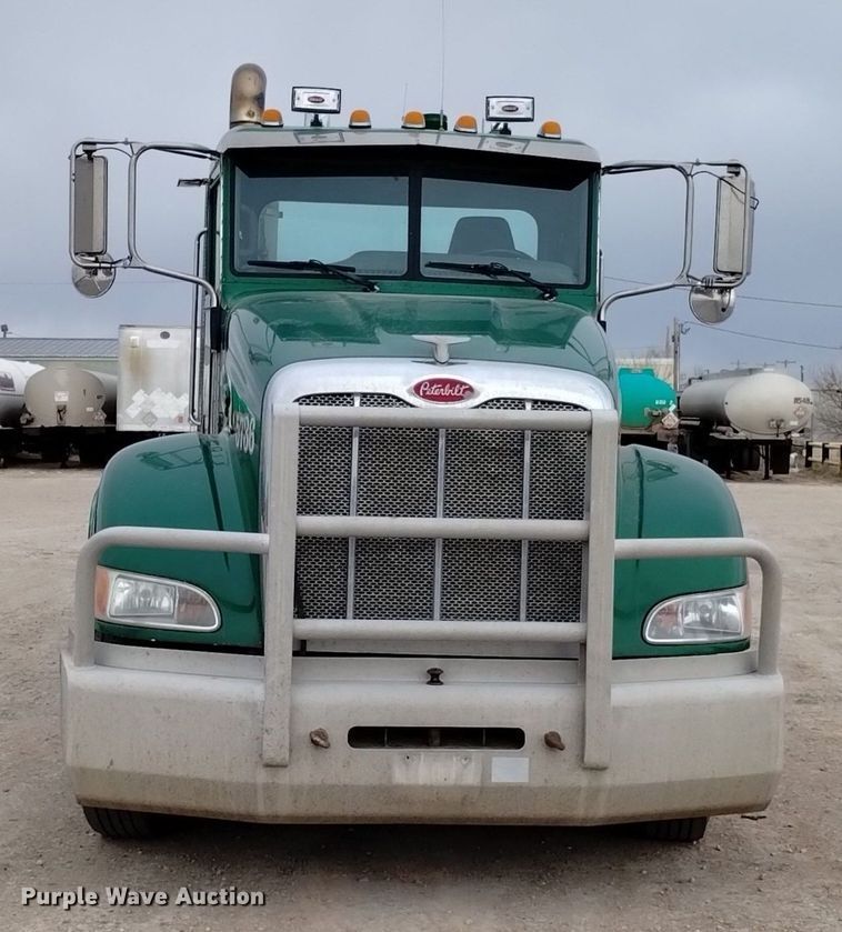 image for item DQ6056 2009 Peterbilt 386 semi truck