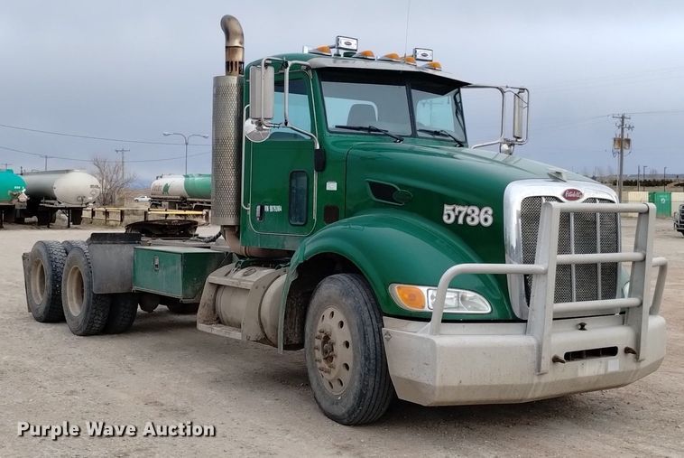 image for item DQ6056 2009 Peterbilt 386 semi truck
