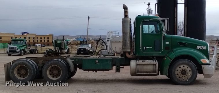 image for item DQ6056 2009 Peterbilt 386 semi truck