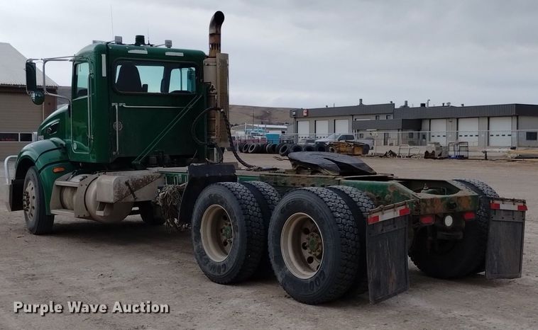 image for item DQ6056 2009 Peterbilt 386 semi truck