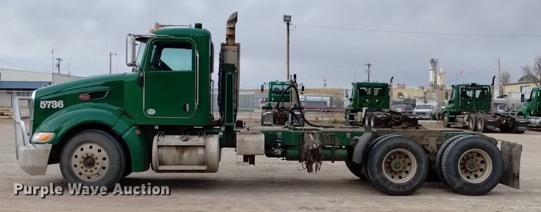 image for item DQ6056 2009 Peterbilt 386 semi truck