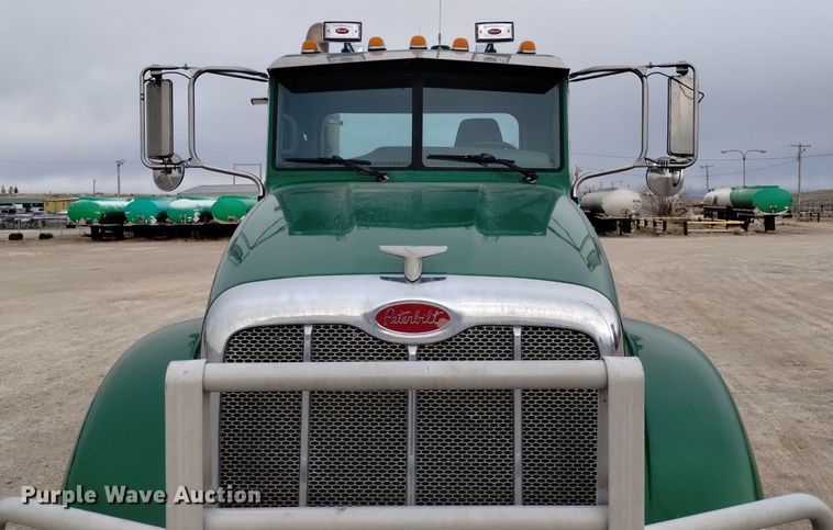 image for item DQ6056 2009 Peterbilt 386 semi truck