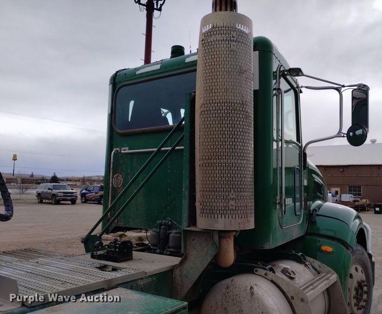 image for item DQ6056 2009 Peterbilt 386 semi truck