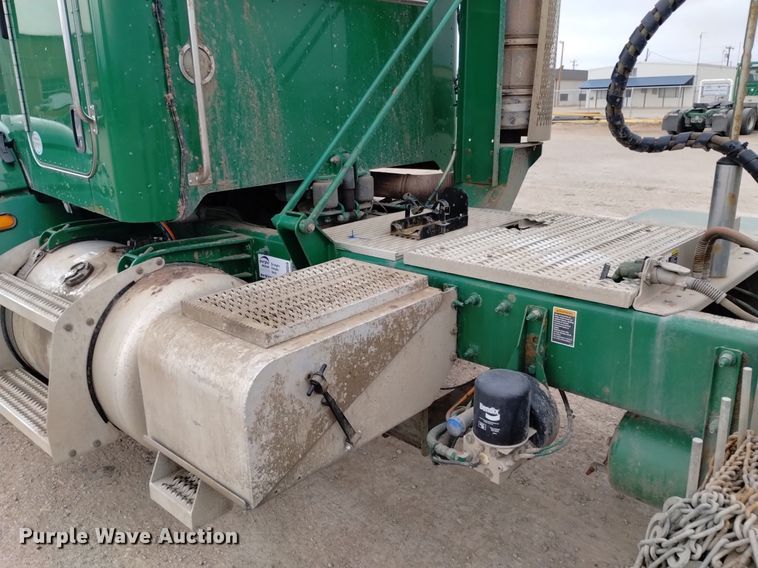 image for item DQ6056 2009 Peterbilt 386 semi truck