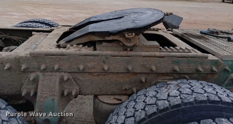 image for item DQ6056 2009 Peterbilt 386 semi truck