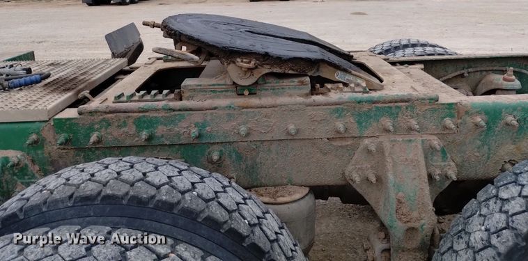 image for item DQ6056 2009 Peterbilt 386 semi truck