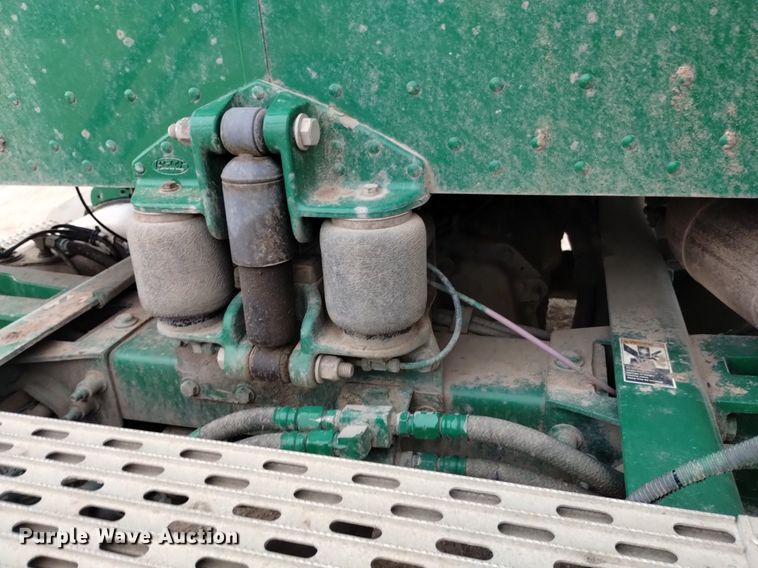 image for item DQ6056 2009 Peterbilt 386 semi truck