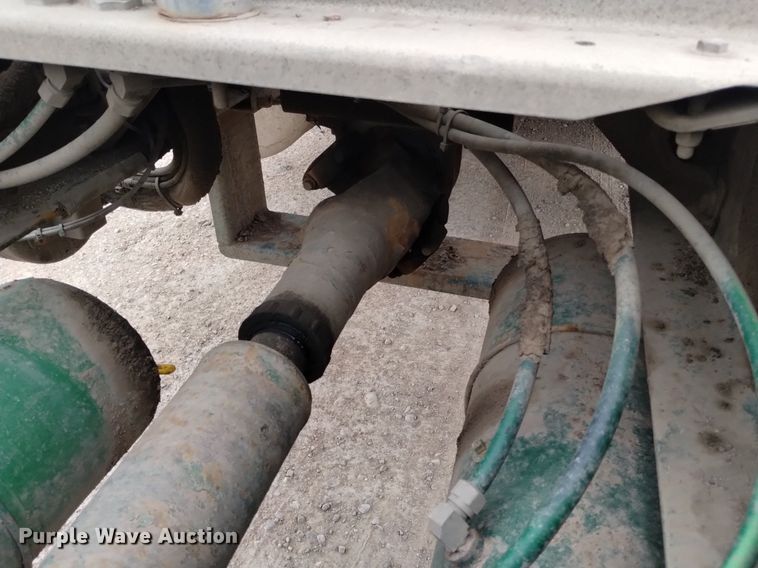 image for item DQ6056 2009 Peterbilt 386 semi truck