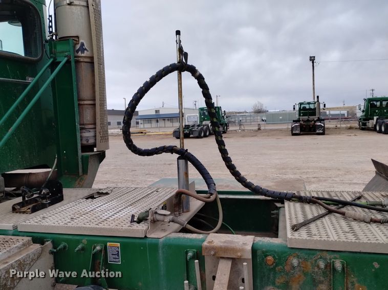 image for item DQ6056 2009 Peterbilt 386 semi truck