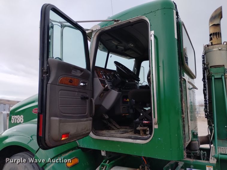 image for item DQ6056 2009 Peterbilt 386 semi truck