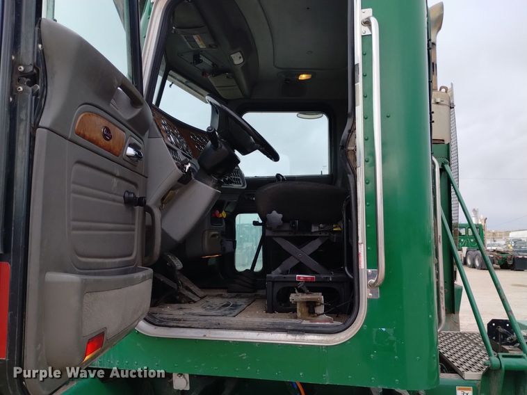 image for item DQ6056 2009 Peterbilt 386 semi truck