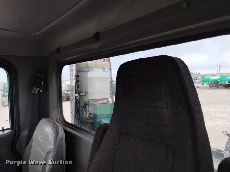 image for item DQ6056 2009 Peterbilt 386 semi truck