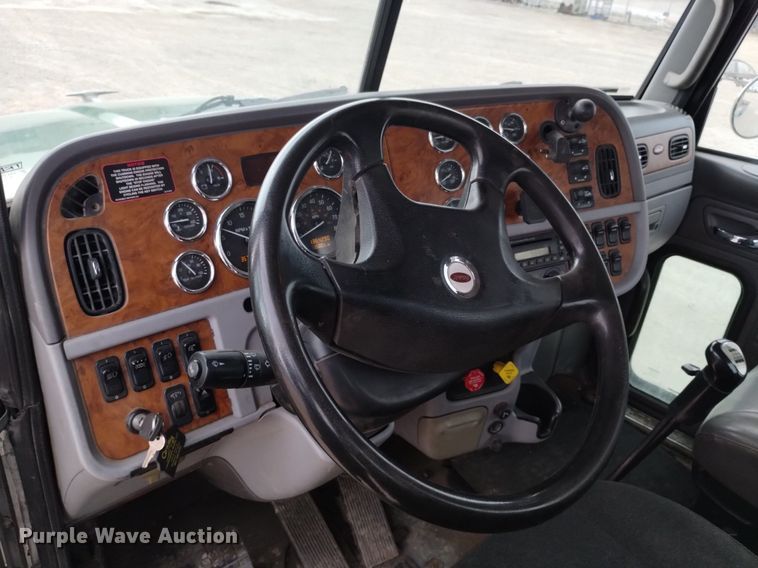 image for item DQ6056 2009 Peterbilt 386 semi truck