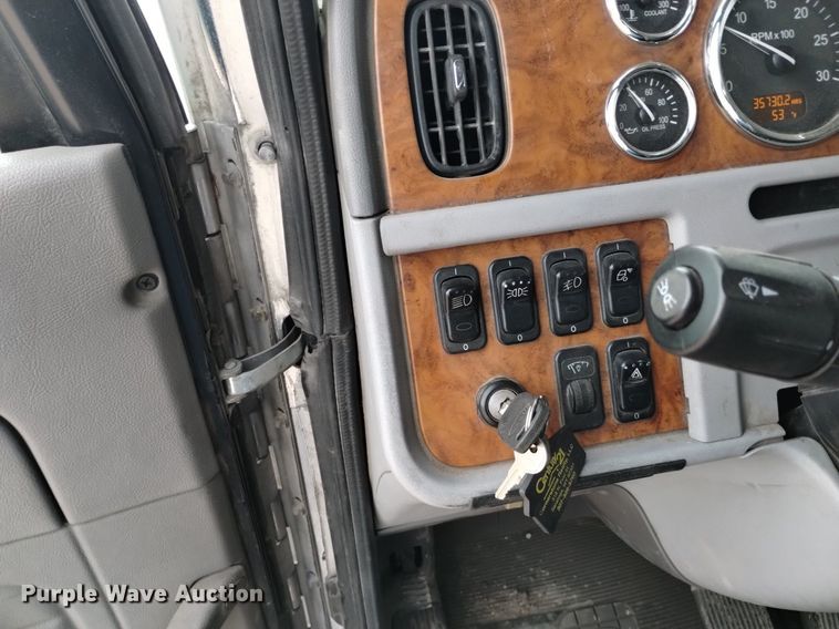 image for item DQ6056 2009 Peterbilt 386 semi truck