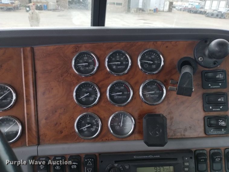 image for item DQ6056 2009 Peterbilt 386 semi truck