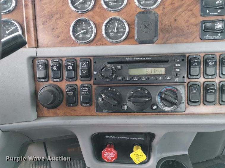 image for item DQ6056 2009 Peterbilt 386 semi truck