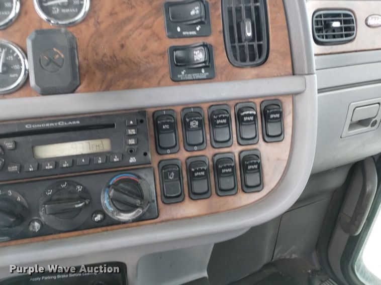 image for item DQ6056 2009 Peterbilt 386 semi truck