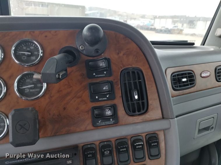 image for item DQ6056 2009 Peterbilt 386 semi truck