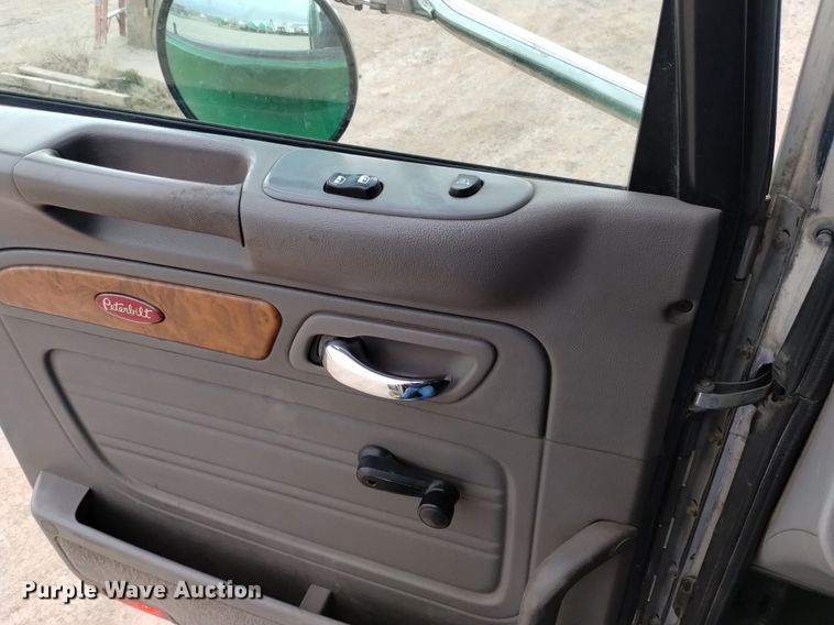 image for item DQ6056 2009 Peterbilt 386 semi truck