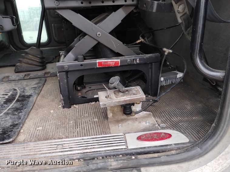 image for item DQ6056 2009 Peterbilt 386 semi truck