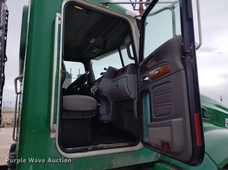 image for item DQ6056 2009 Peterbilt 386 semi truck