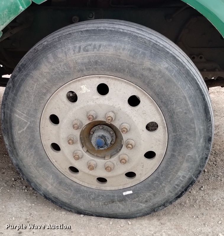 image for item DQ6056 2009 Peterbilt 386 semi truck