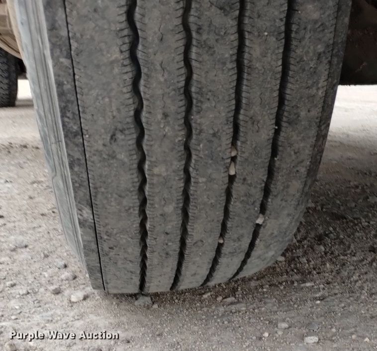 image for item DQ6056 2009 Peterbilt 386 semi truck